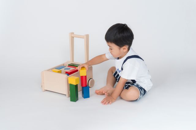 積み木を積む子供